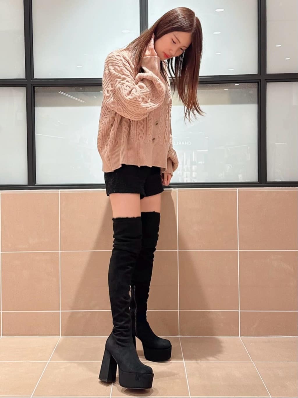 そるちゃさんの「ESPERANZA｜【ラク盛り／ニーハイブーツ】リピーター続出／脚長美脚 フェイクファーニーハイブーツ」を使ったコーディネート
