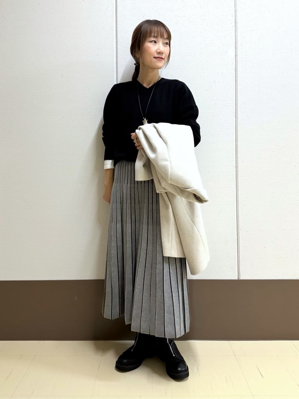 mamiさんの「INDIVI｜【洗える／チュニック丈／カシミヤ混】スリットデザインVネックニット」を使ったコーディネート