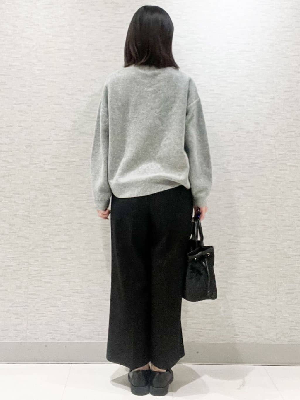 marikoさんの「Reflect｜【選べる5色／ゆったりシルエット】Vネックスパンコールニット」を使ったコーディネート