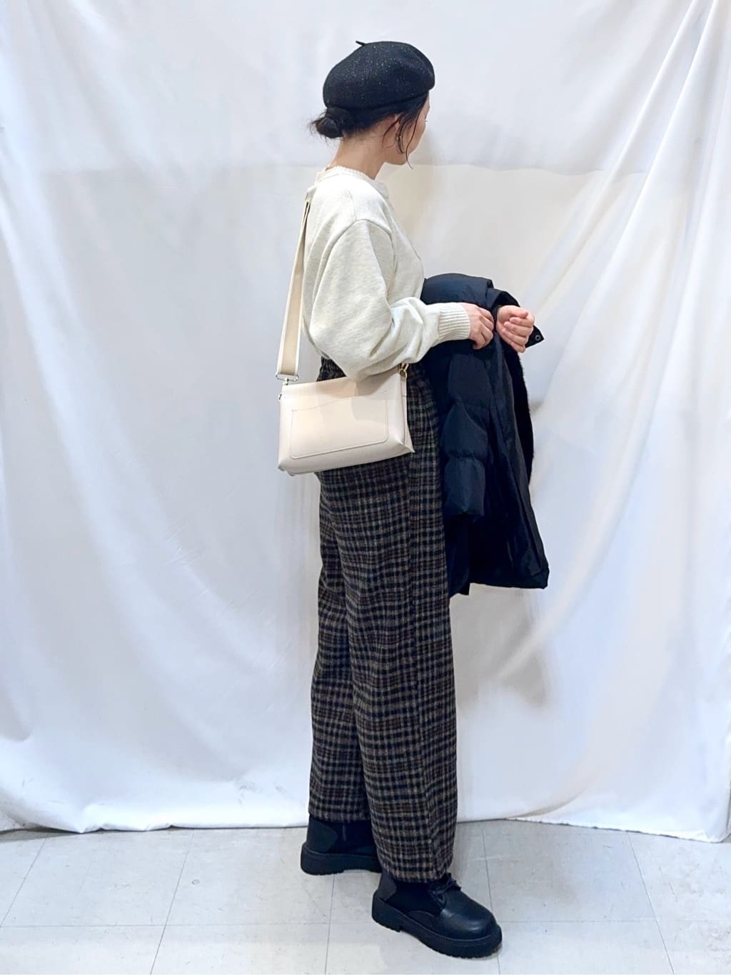 𝐇𝐢𝐫𝐨𝐦𝐢さんの「SHOO･LA･RUE｜【洗濯機可/撥水】フェイクファーフード ロングダウン」を使ったコーディネート