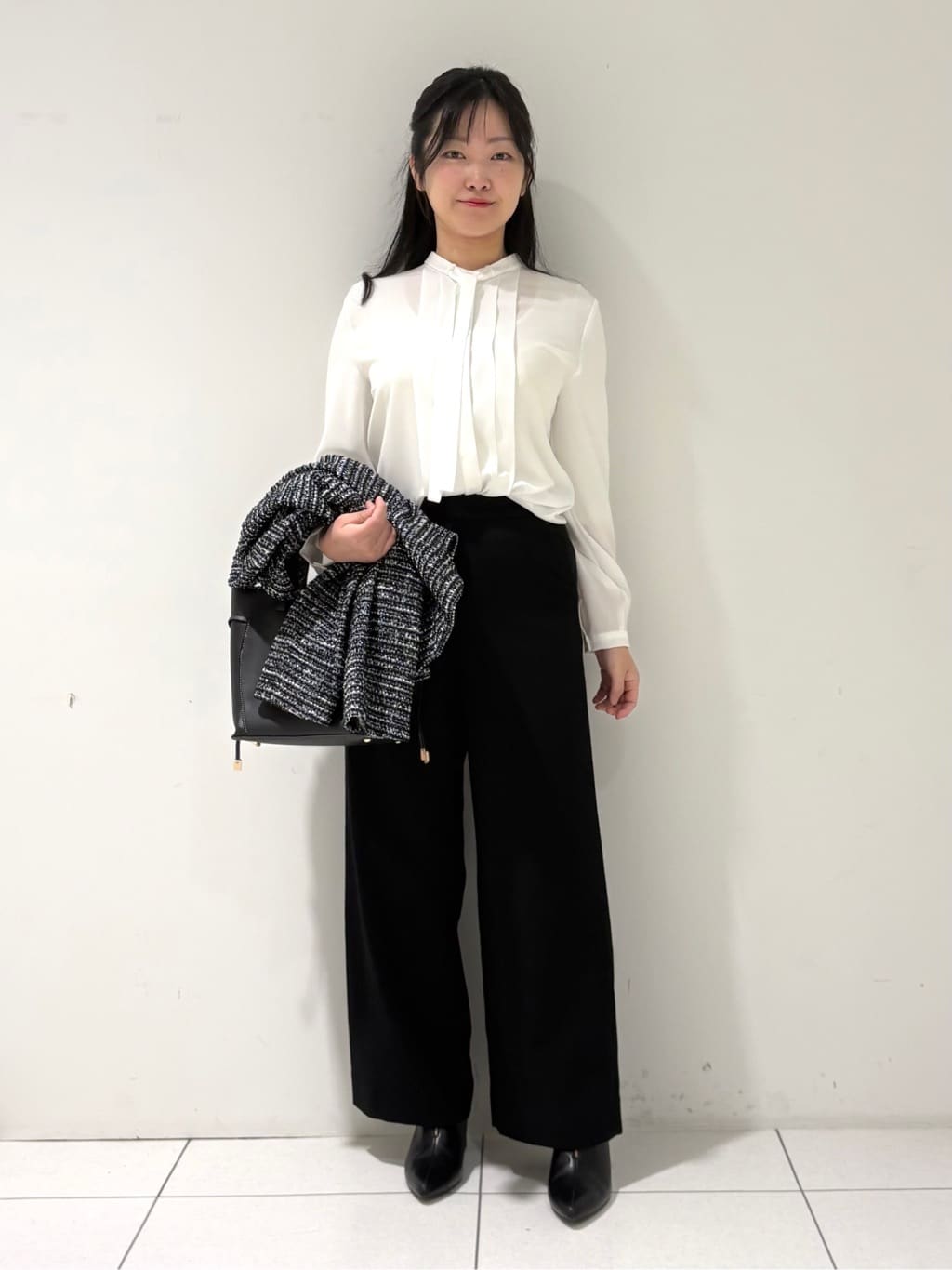 momokoさんの「INDIVI｜【褒められパンツ／ウール混】ウォームウール ワイドパンツ」を使ったコーディネート