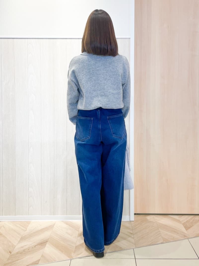 tomoさんの「SHOO･LA･RUE｜【S-LL】脚のラインを拾いにくい デニムワイドパンツ」を使ったコーディネート