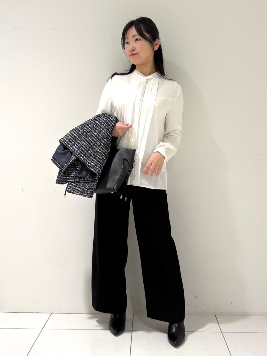 momokoさんの「INDIVI｜【褒められパンツ／ウール混】ウォームウール ワイドパンツ」を使ったコーディネート