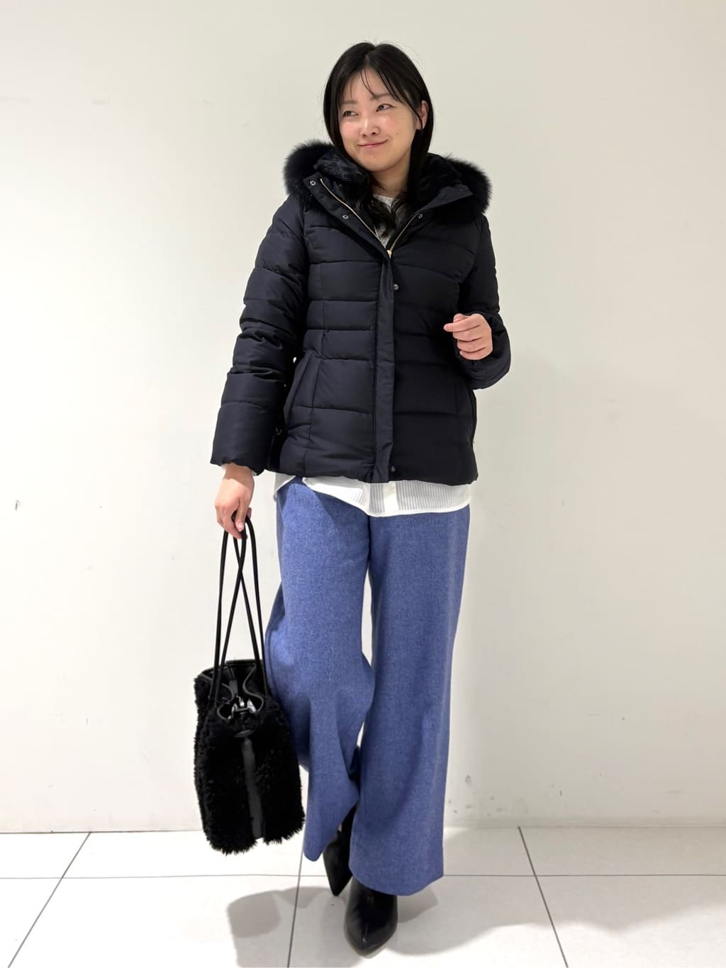 momokoさんの「INDIVI｜【名品／撥水／抗菌防臭】ショート丈リサイクルダウンコート」を使ったコーディネート