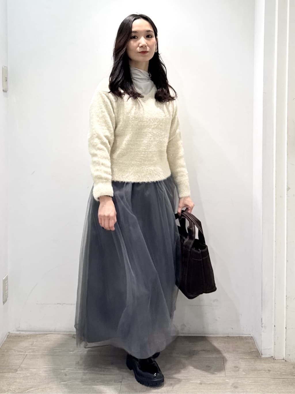yuicciさんの「OPAQUE.CLIP｜スパンコールフェザーVネックニット【洗濯機OK】」を使ったコーディネート