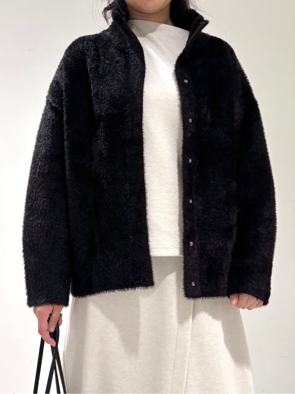 momokoさんの「INDIVI｜スタンドネック シャギーモールニット」を使ったコーディネート
