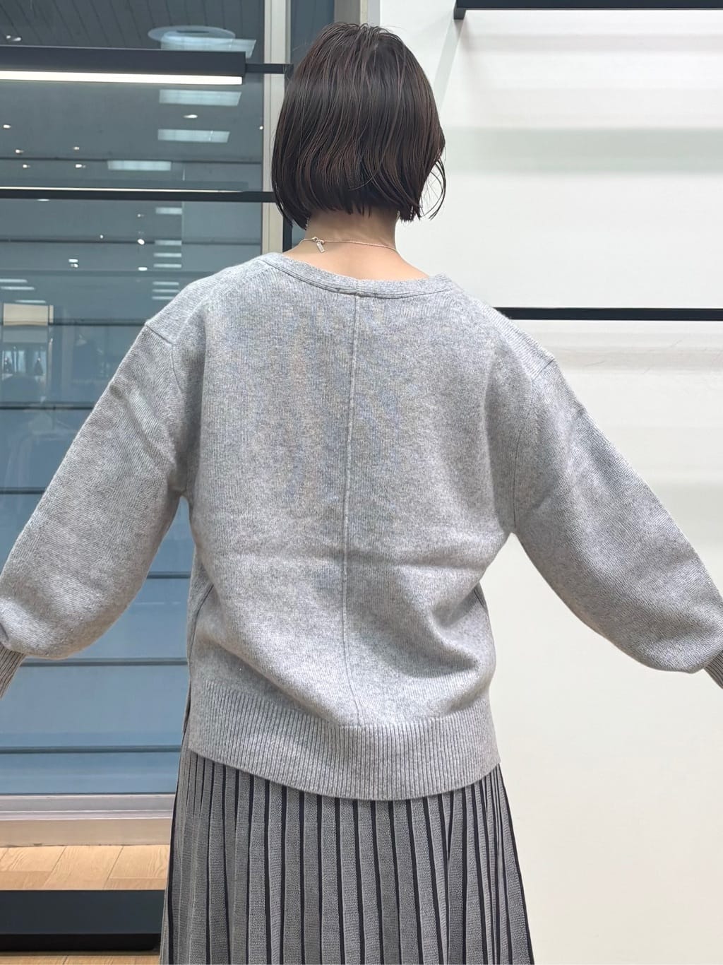 asamiさんの「INDIVI｜【洗える／カシミヤ混】ミドルゲージVネックニット」を使ったコーディネート