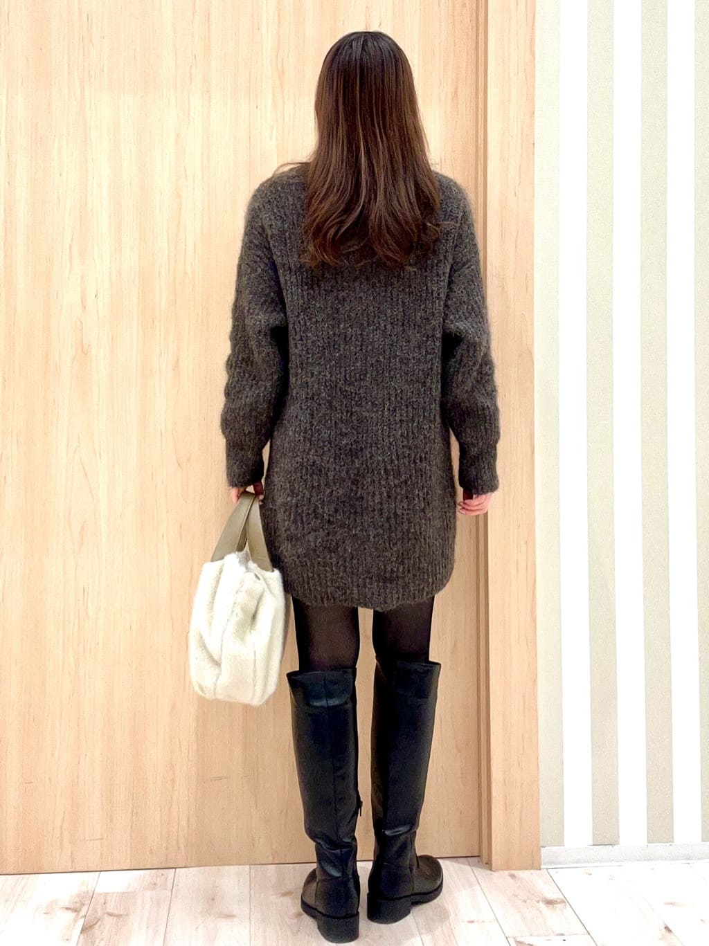 ririさんの「SHOO･LA･RUE｜ふわふわタッチ Vネックニットチュニック」を使ったコーディネート