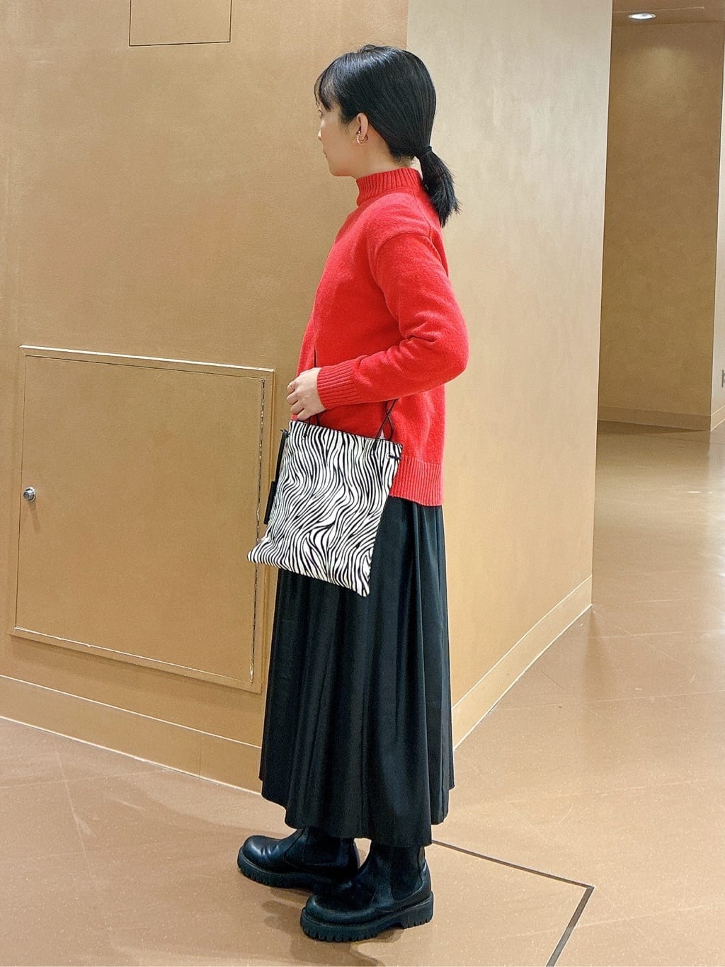 hattoriさんの「INDIVI｜レザー調ギャザースカート」を使ったコーディネート