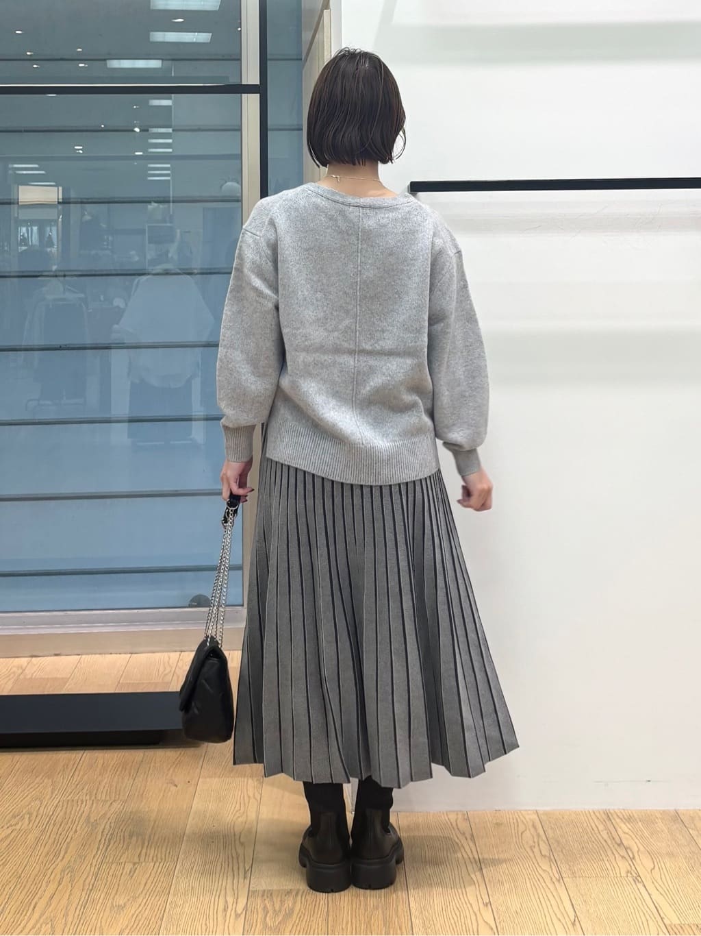 asamiさんの「INDIVI｜【洗える／カシミヤ混】ミドルゲージVネックニット」を使ったコーディネート