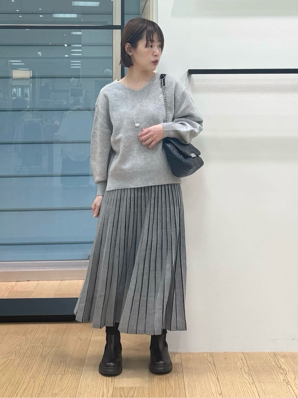 asamiさんの「INDIVI｜【洗える／カシミヤ混】ミドルゲージVネックニット」を使ったコーディネート