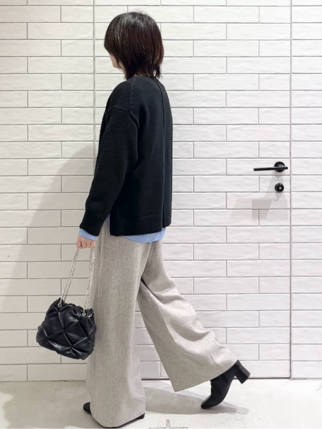 しおりさんの「OPAQUE.CLIP｜リラクシークルーネックニット【洗濯機OK】」を使ったコーディネート