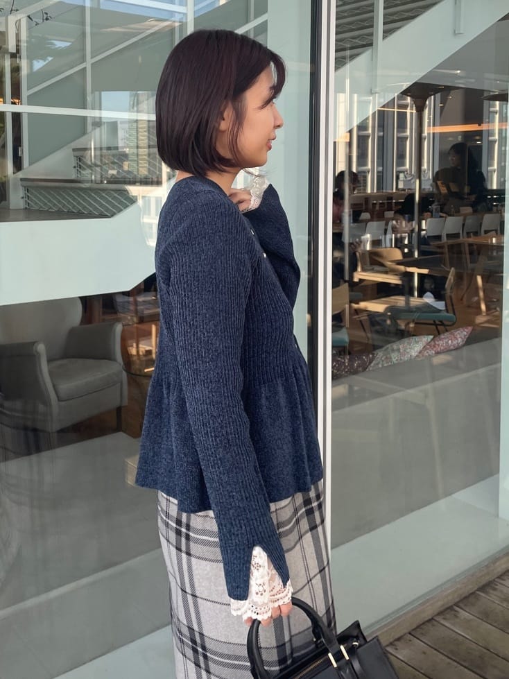 abeさんの「Couture brooch｜【袖口レース・着映え】短毛モールペプラム カーデ」を使ったコーディネート