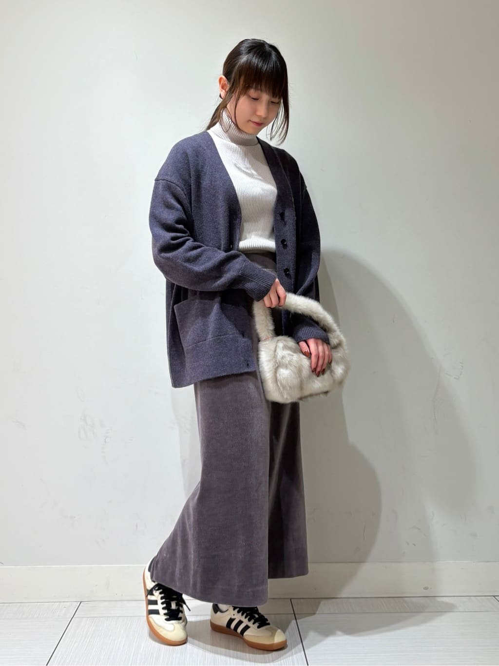 やなぎさんの「DRESSTERIOR｜◆コンパクトフェイクファーバッグ」を使ったコーディネート
