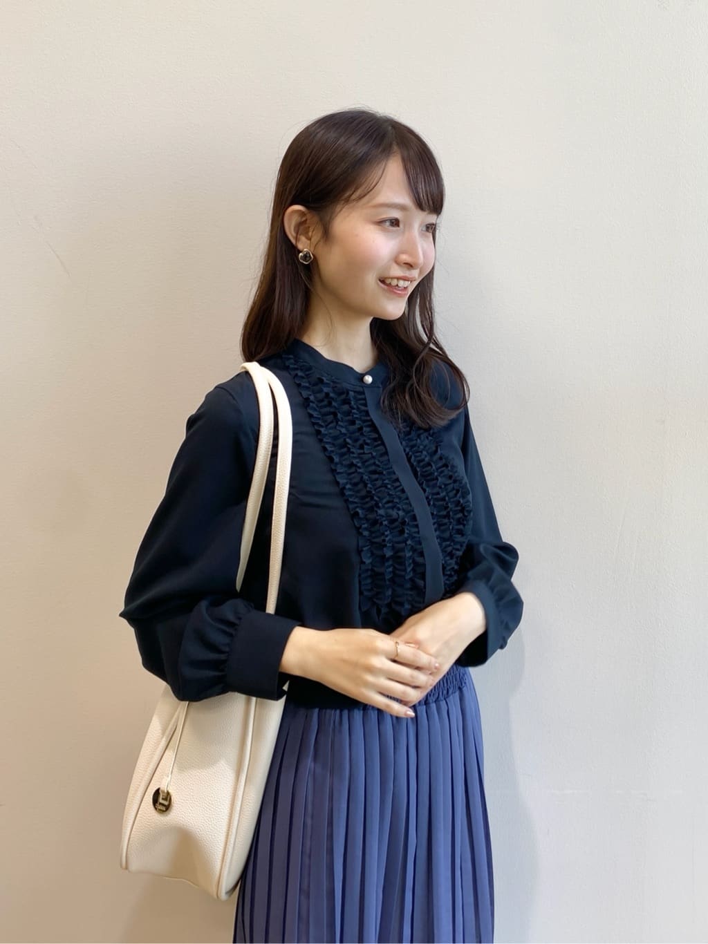 みさかさんの「index｜バンドカラーフリルブラウス【洗濯機OK／イージーアイロン】」を使ったコーディネート