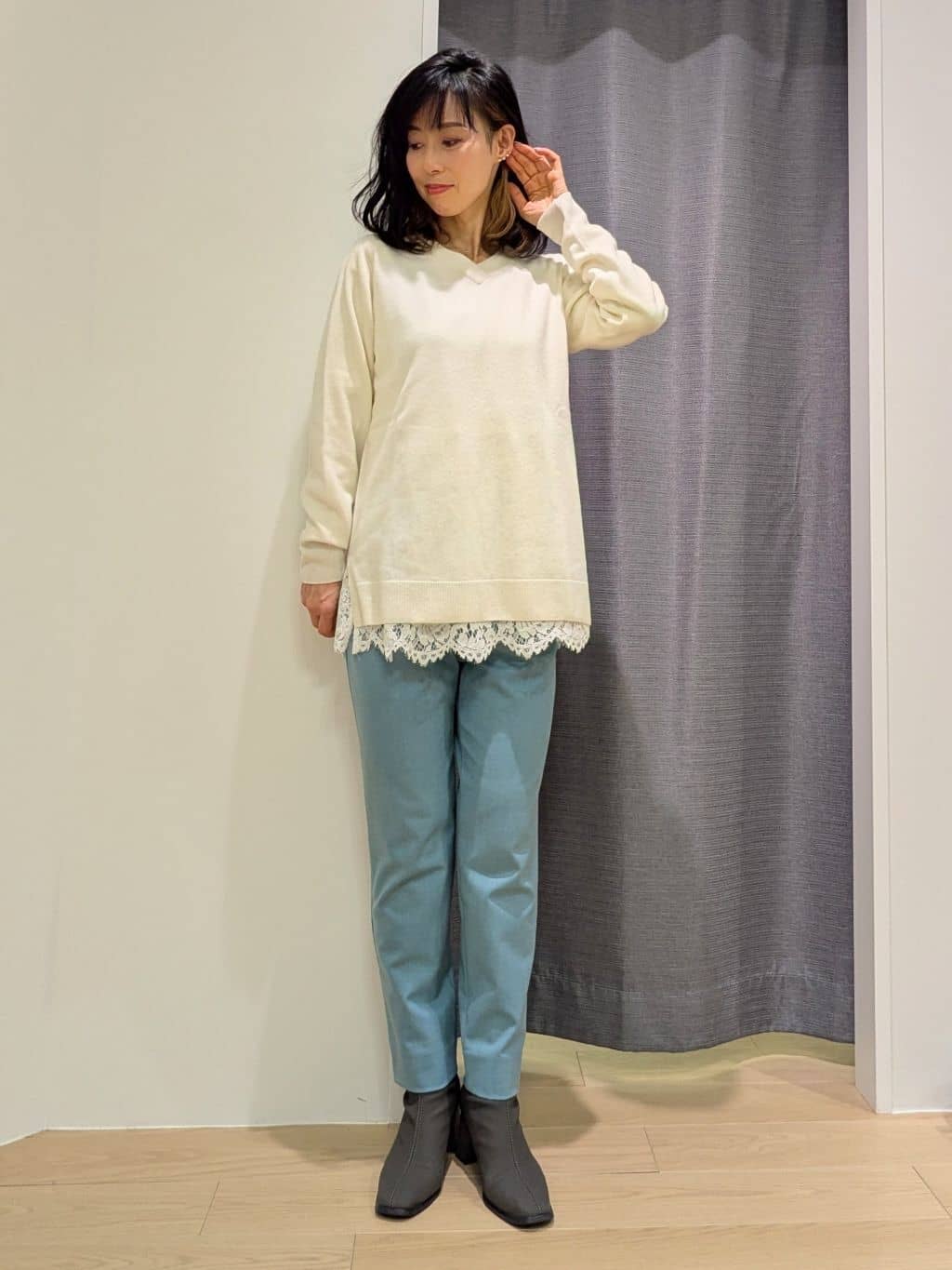 miiさんの「INDIVI｜【洗える／チュニック丈／カシミヤ混】スリットデザインVネックニット」を使ったコーディネート
