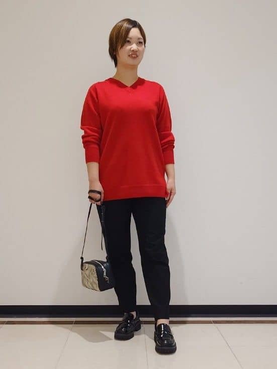 gissyさんの「INDIVI｜【洗える／チュニック丈／カシミヤ混】スリットデザインVネックニット」を使ったコーディネート