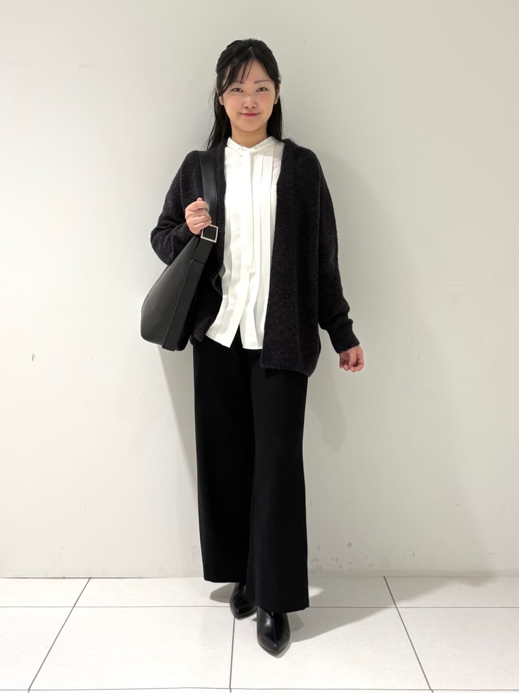 momokoさんの「INDIVI｜【エアリー素材】ブークレ着流しニットカーディガン」を使ったコーディネート