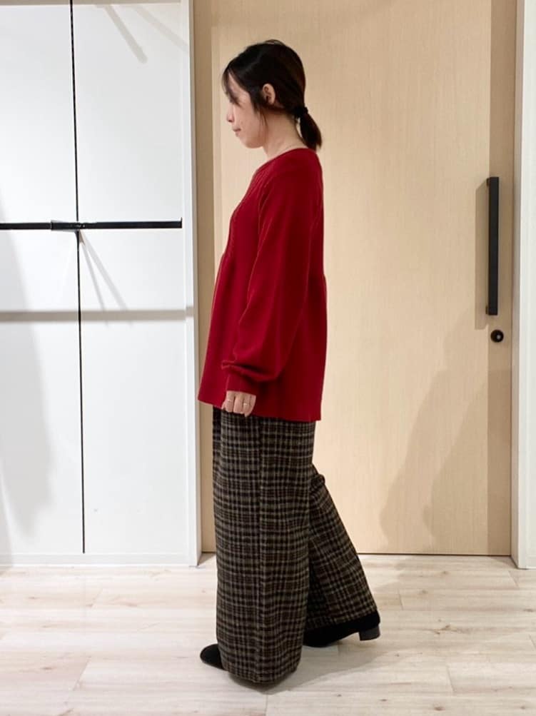 うめちゃんさんの「SHOO･LA･RUE｜気になるお腹周りをカバー ケーブル編みペプラムニット」を使ったコーディネート