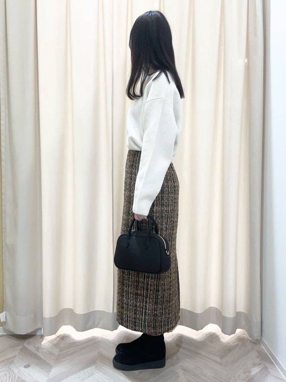 hinaさんの「SHOO･LA･RUE｜【S-LL】ミックスカラーで高見え ラメツイード ナロースカート」を使ったコーディネート