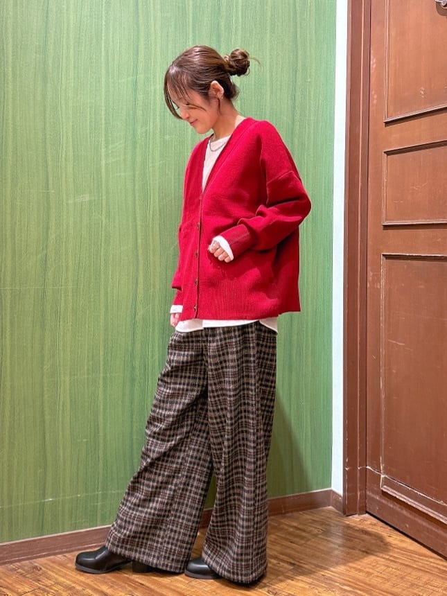 かおりさんの「SHOO･LA･RUE｜【洗える/毛玉レス】表面がきれいなVネックカーディガン」を使ったコーディネート