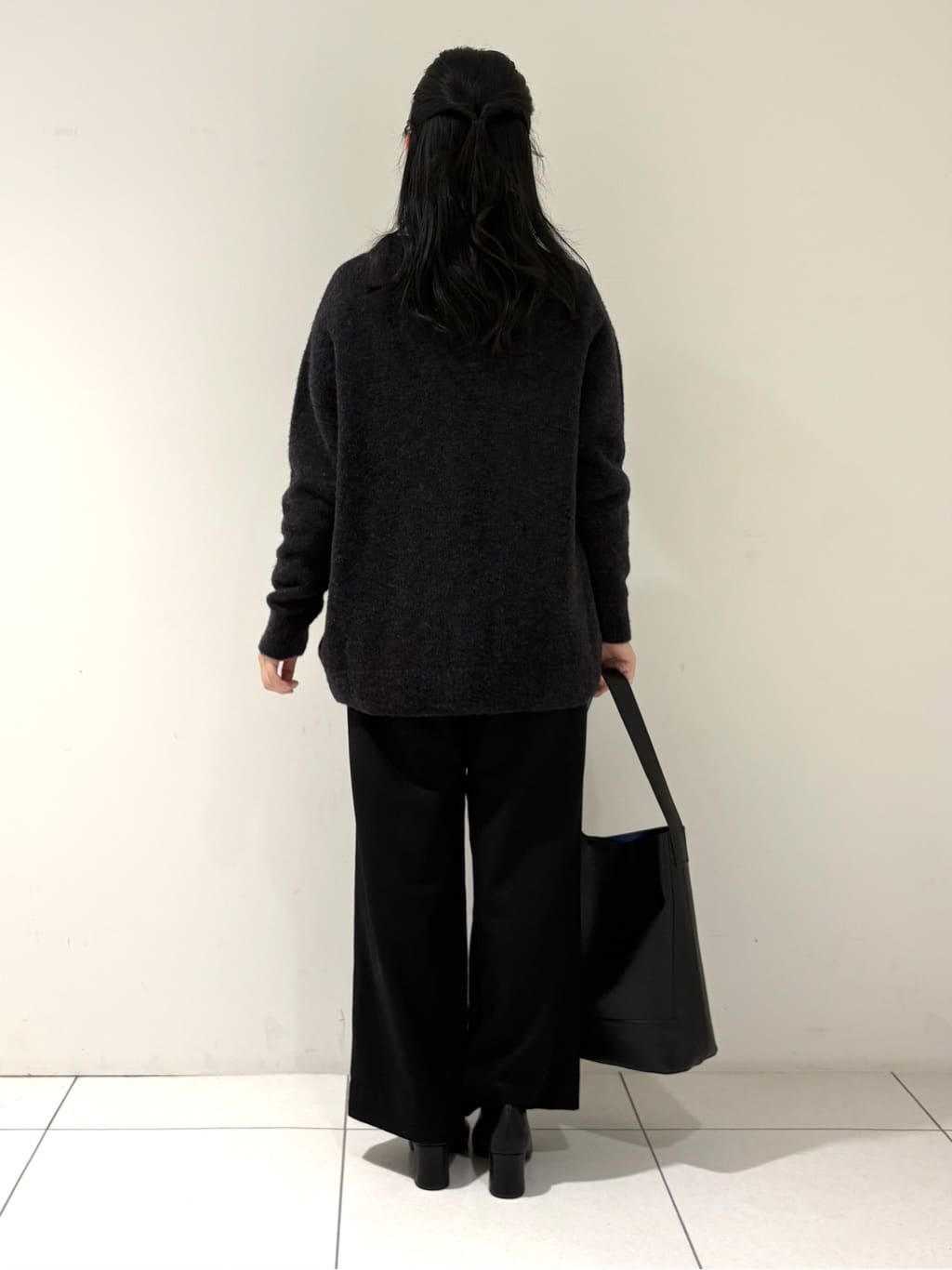 momokoさんの「INDIVI｜【エアリー素材】ブークレ着流しニットカーディガン」を使ったコーディネート