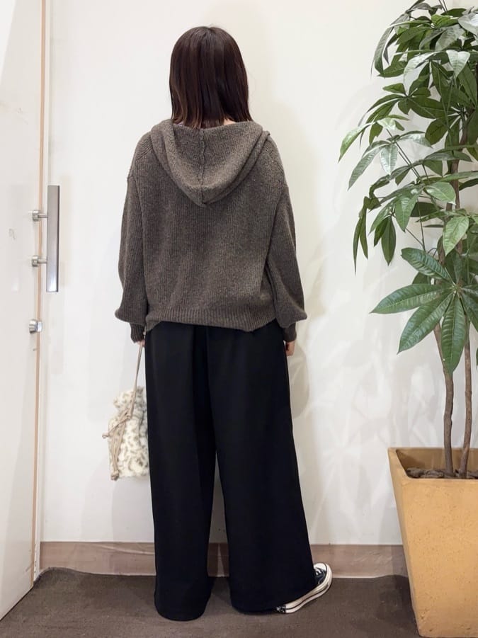 宗形さんの「SHOO･LA･RUE｜【S-LL】お顔周りをすっきり魅せる ふんわり Vネックフードニット」を使ったコーディネート