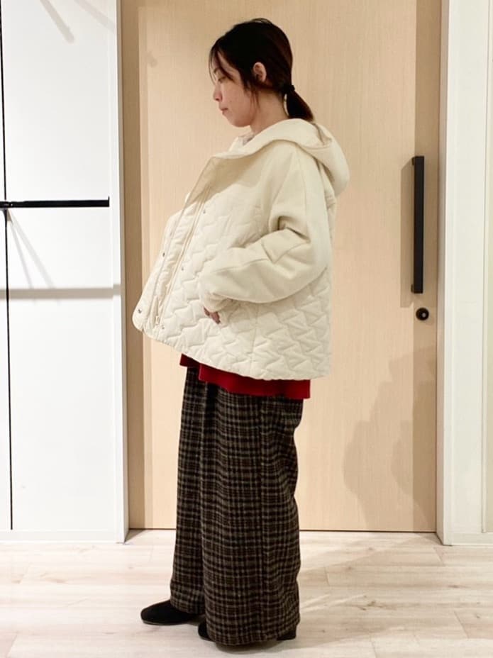 うめちゃんさんの「SHOO･LA･RUE｜気になるお腹周りをカバー ケーブル編みペプラムニット」を使ったコーディネート