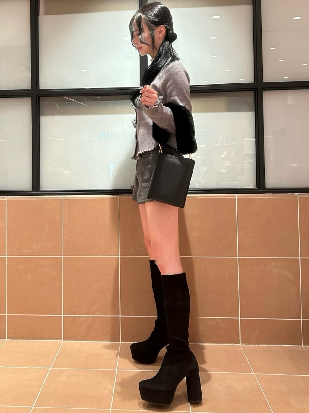 Arisaさんの「ESPERANZA｜フェイクファーハンドル3WAYミニショルダーバッグ」を使ったコーディネート