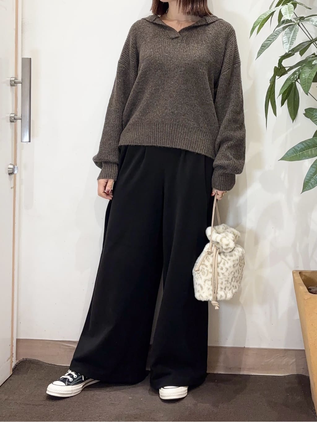 宗形さんの「SHOO･LA･RUE｜【S-LL】お顔周りをすっきり魅せる ふんわり Vネックフードニット」を使ったコーディネート