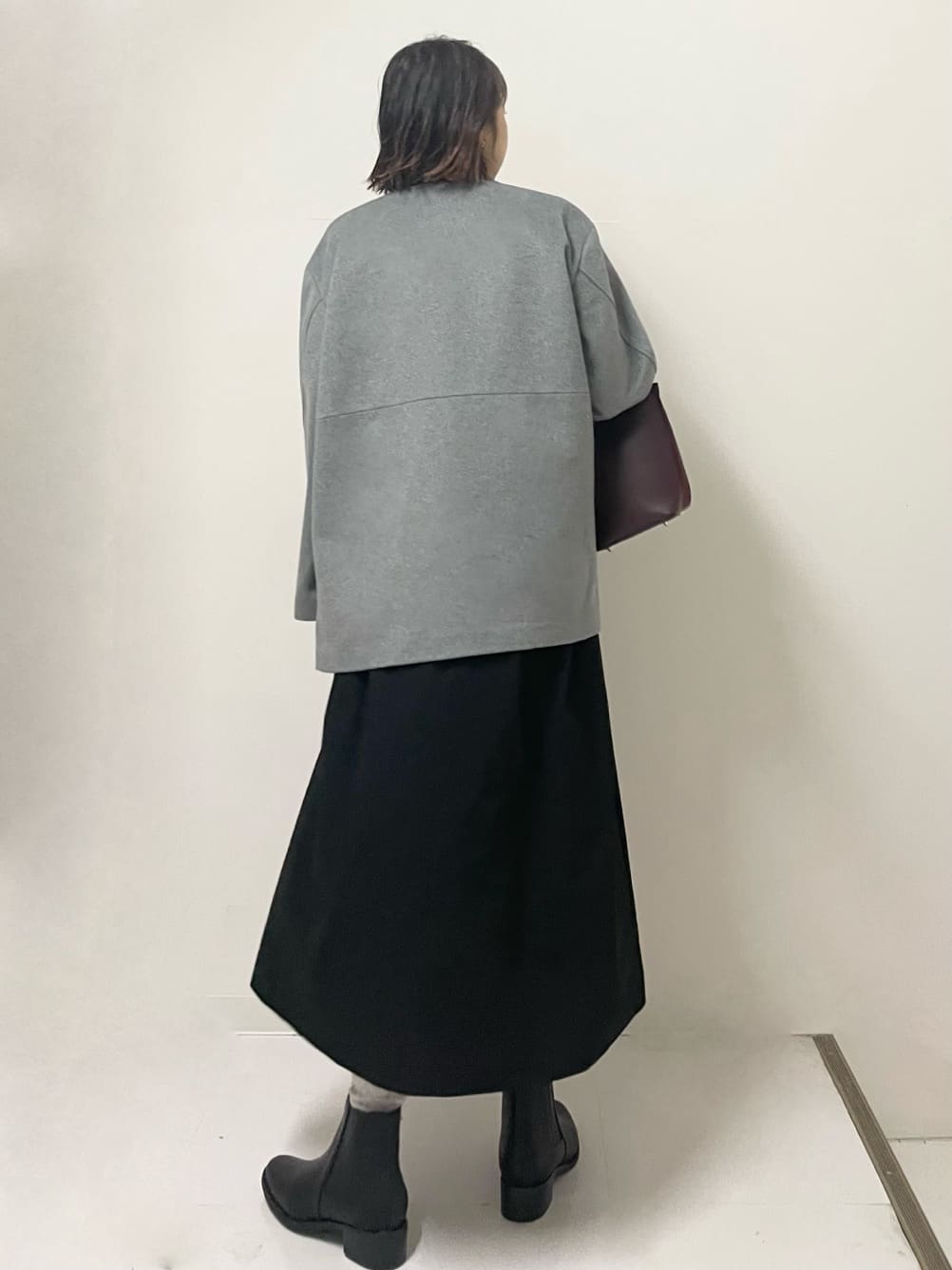 ISOさんの「Dessin｜ウール混クルーネックコート」を使ったコーディネート