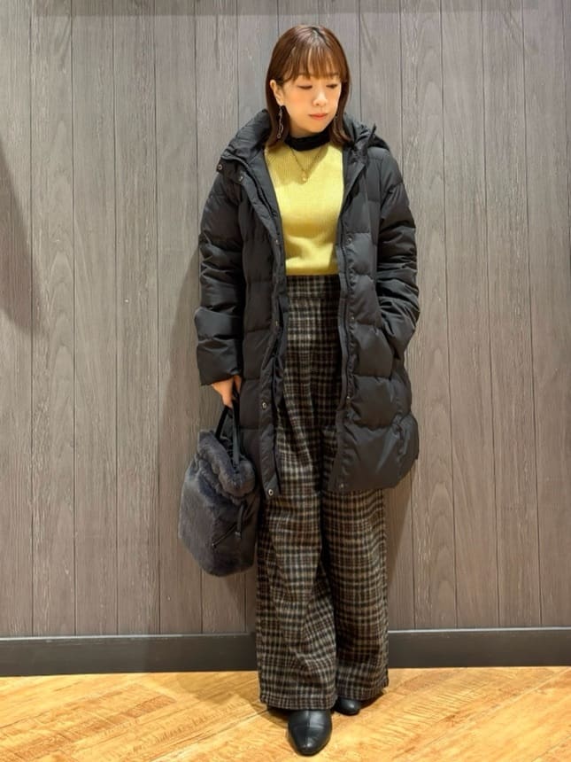 meiさんの「SHOO･LA･RUE｜【洗濯機可/撥水】フェイクファーフード ロングダウン」を使ったコーディネート