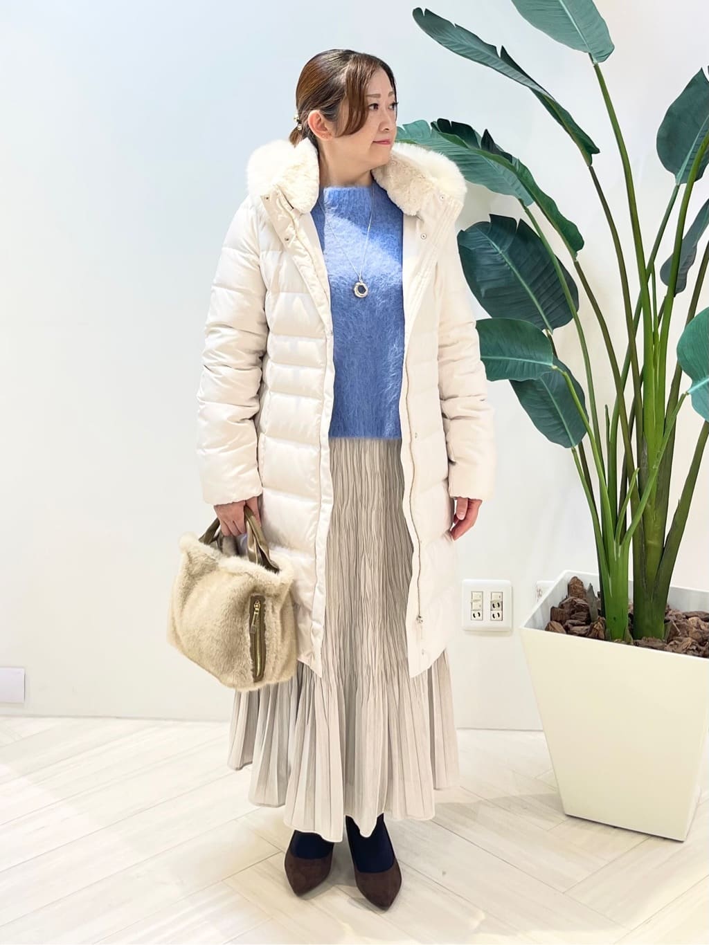 Tomoさんの「UNTITLED｜【名品／撥水／抗菌防臭】ロング丈リサイクルダウンコート」を使ったコーディネート
