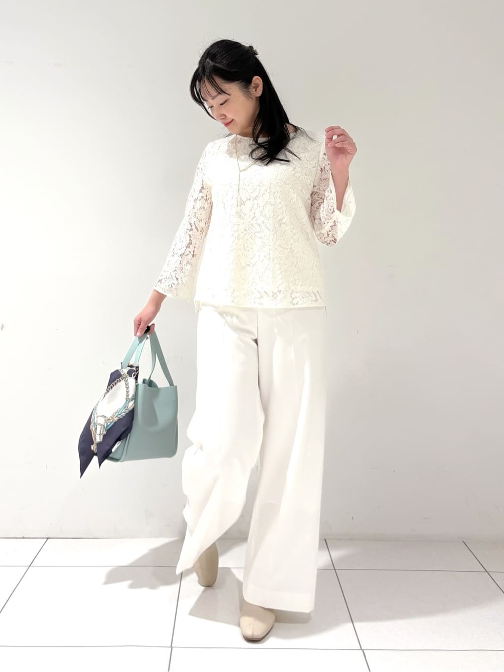momokoさんの「INDIVI｜【洗える／着映え／トレンド】フラワーレースブラウス」を使ったコーディネート