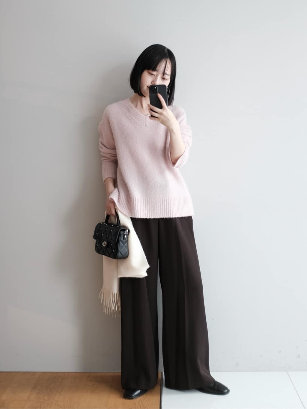 Kishimotoさんの「DRESSTERIOR｜アルパカブレンドVネックニット」を使ったコーディネート