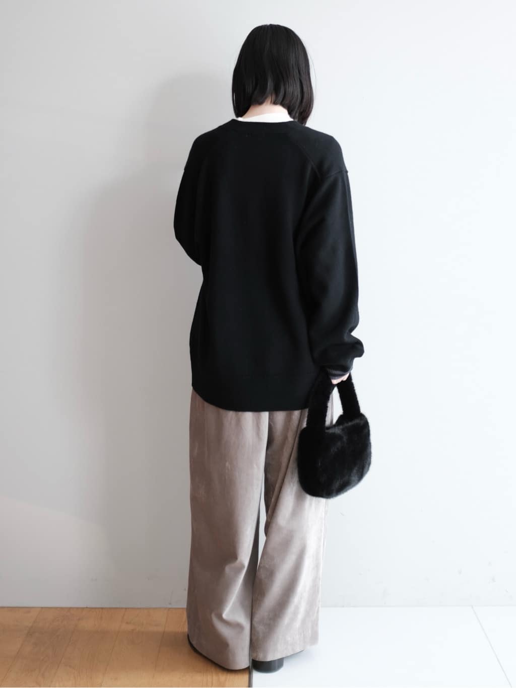 Kishimotoさんの「DRESSTERIOR｜ウォッシャブル エンブレムカーディガン」を使ったコーディネート