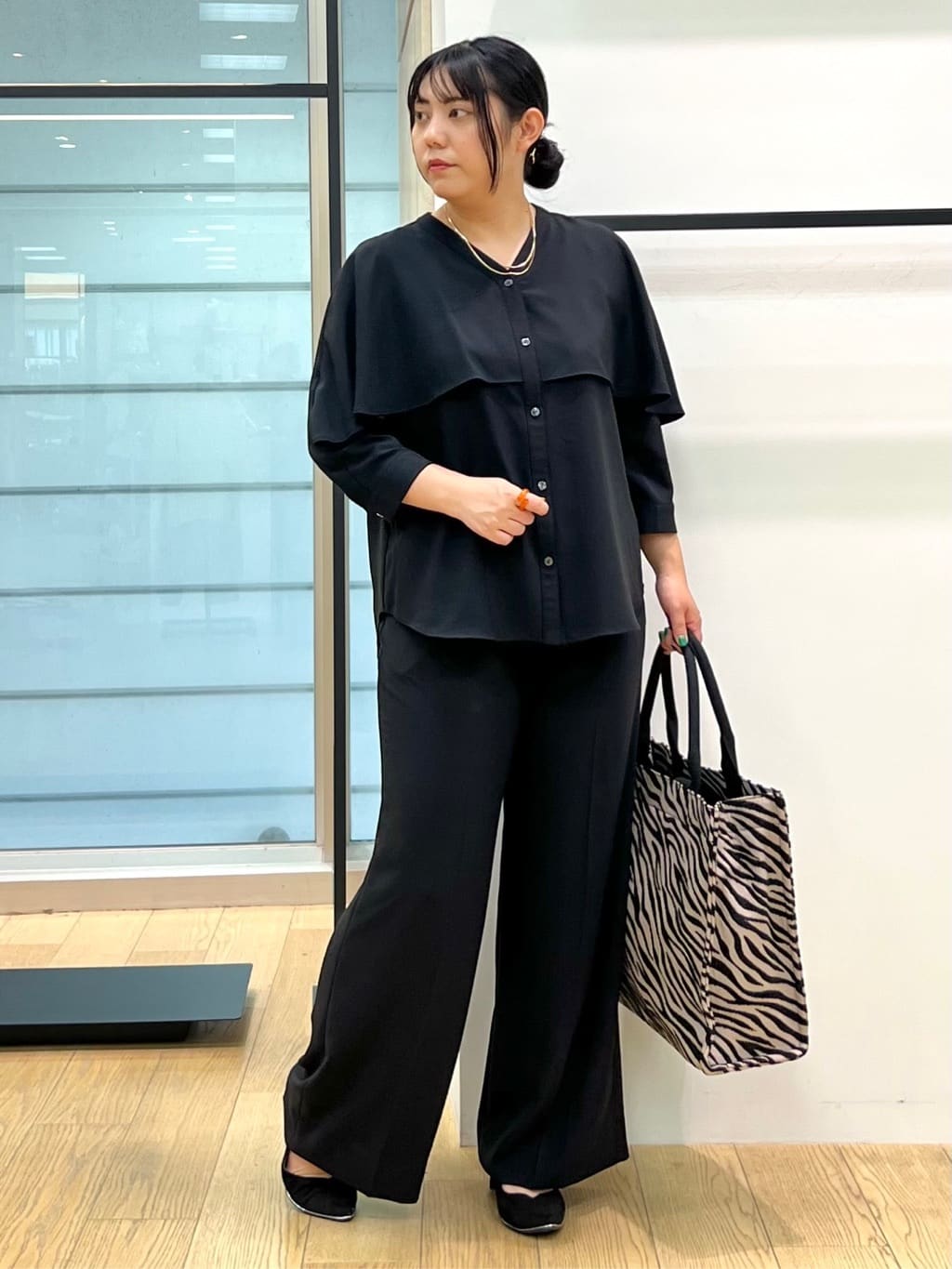 shimaさんの「INDIVI｜【羽織りとしても活躍！】ケープカラーブラウス」を使ったコーディネート