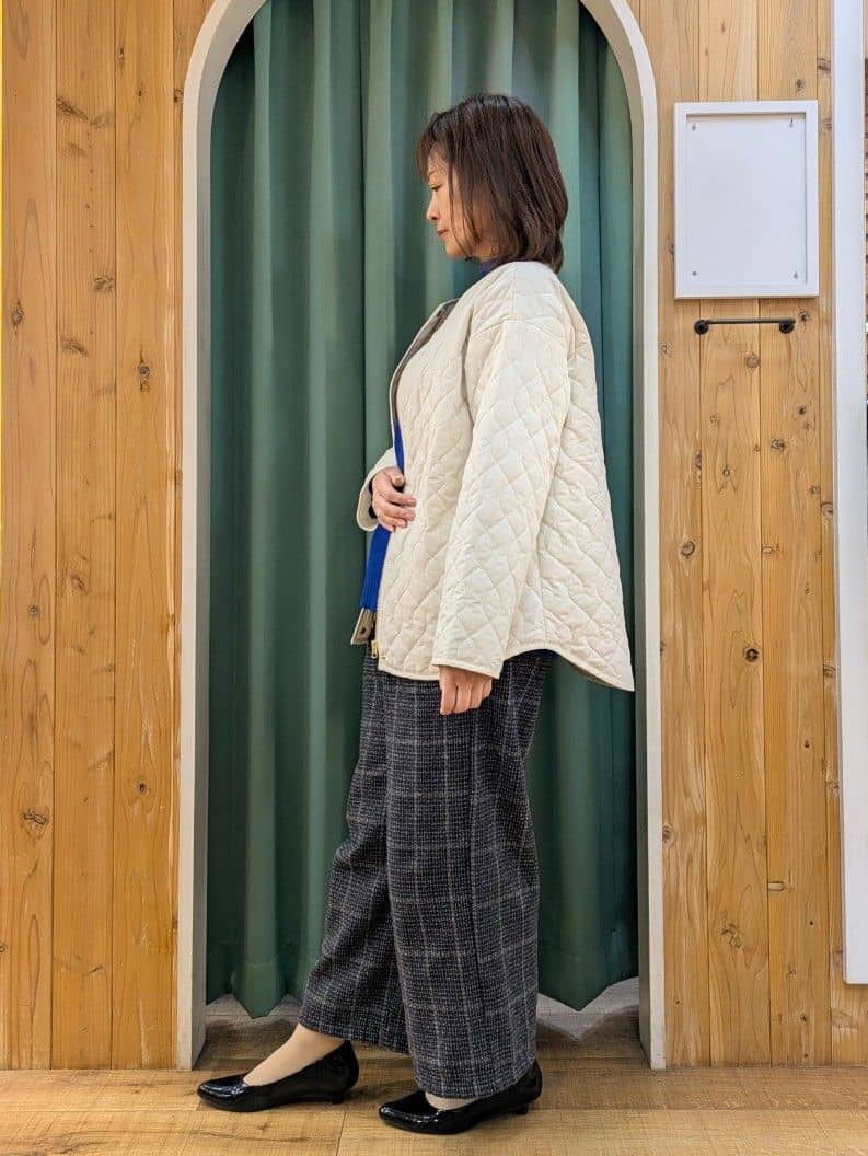 ショーコラさんの「SHOO･LA･RUE｜【あったか/S-LL】脚のラインをきれいに魅せる チェック柄ワイドパンツ」を使ったコーディネート
