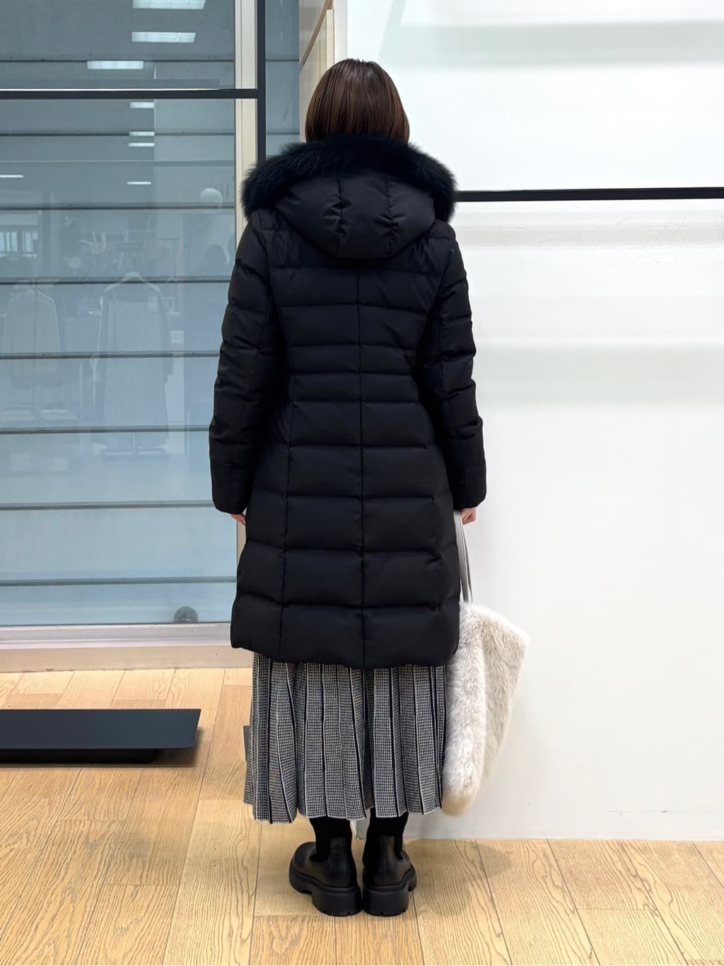 asamiさんの「INDIVI｜【ウール混ラメ素材】Vネック煌めきニット」を使ったコーディネート
