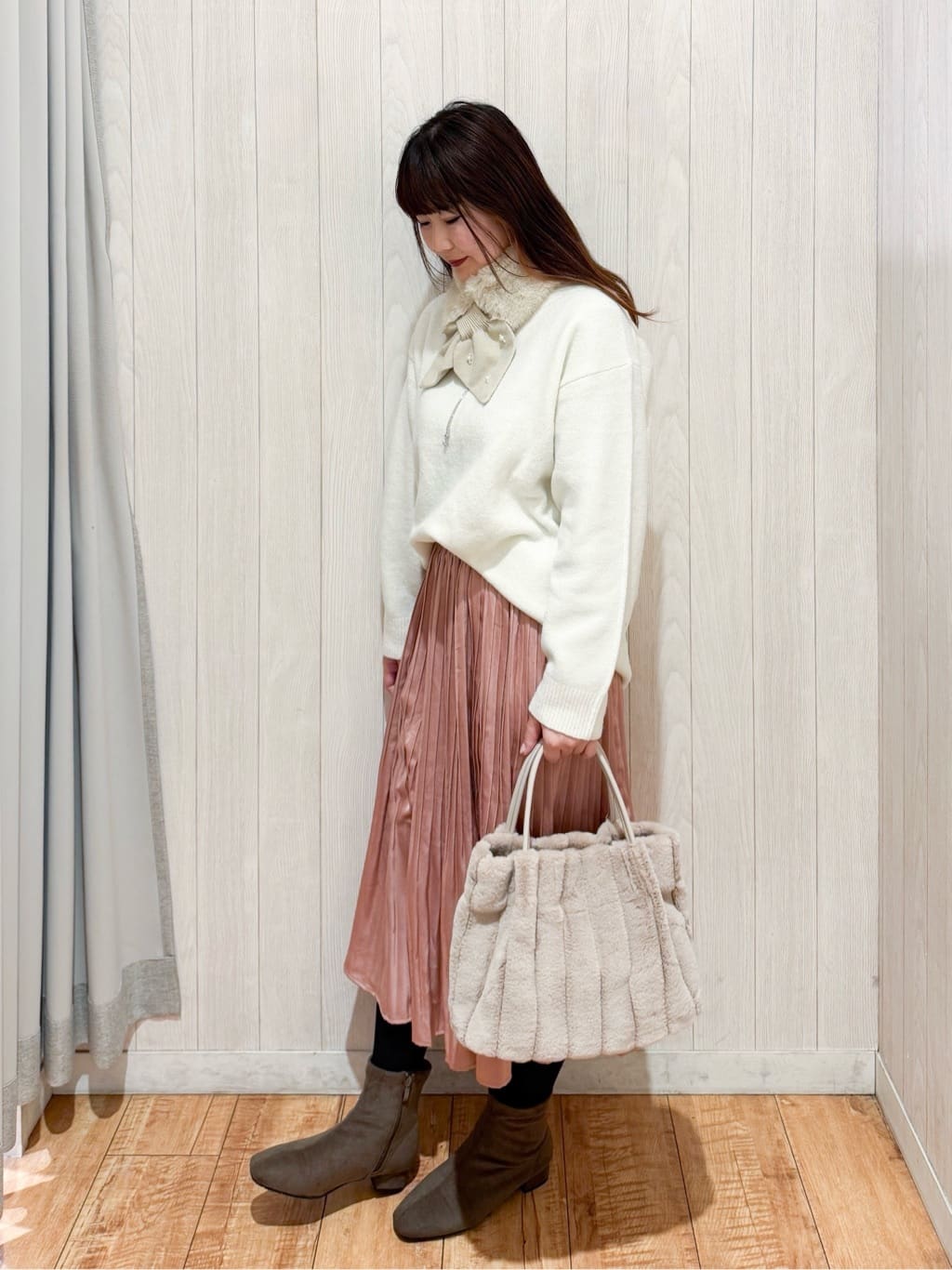 愛さんの「SHOO･LA･RUE｜【洗濯機可】お気に入りカラーを身にまとって　ふんわりゆるニット」を使ったコーディネート