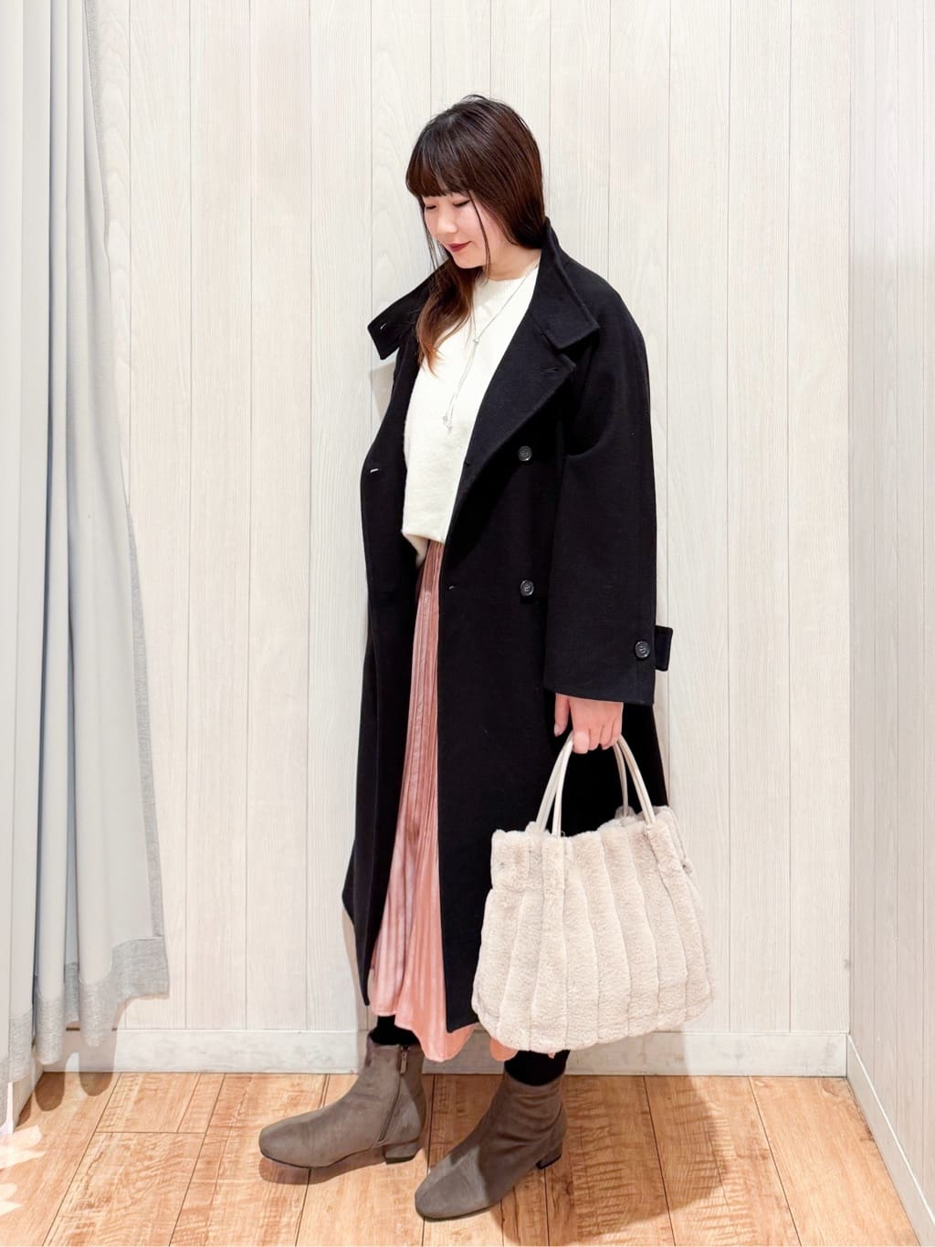 愛さんの「SHOO･LA･RUE｜【洗濯機可】お気に入りカラーを身にまとって　ふんわりゆるニット」を使ったコーディネート