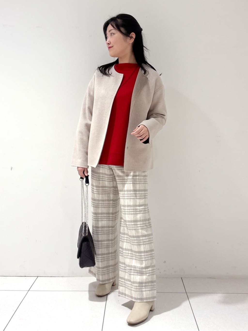 momokoさんの「INDIVI｜【洗える／カシミヤ混】ボトルネック ドルマンスリーブニット」を使ったコーディネート