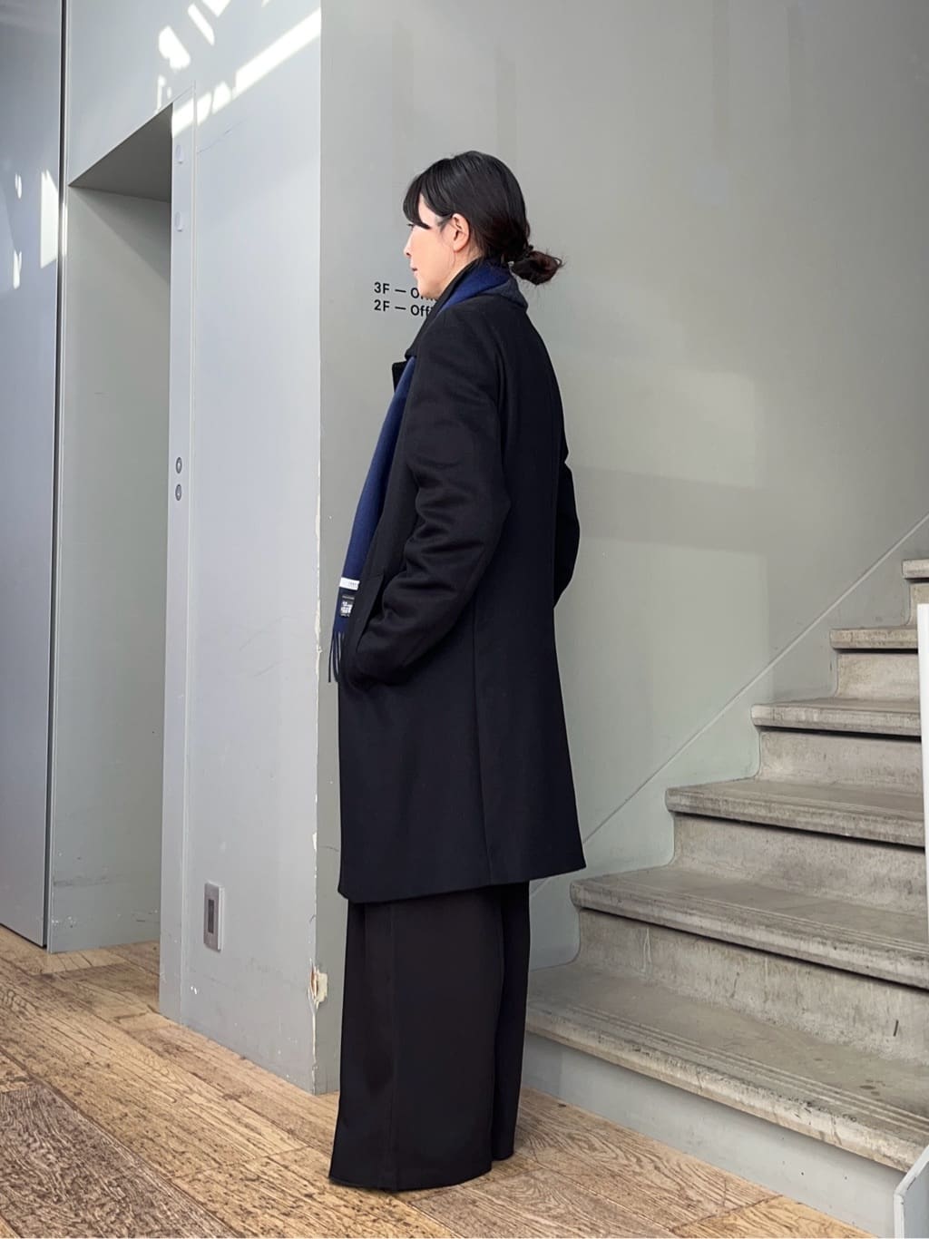 神野（jinno）さんの「TAKEO KIKUCHI｜カシミヤブレンド ビーバー調ステンカラーコート」を使ったコーディネート