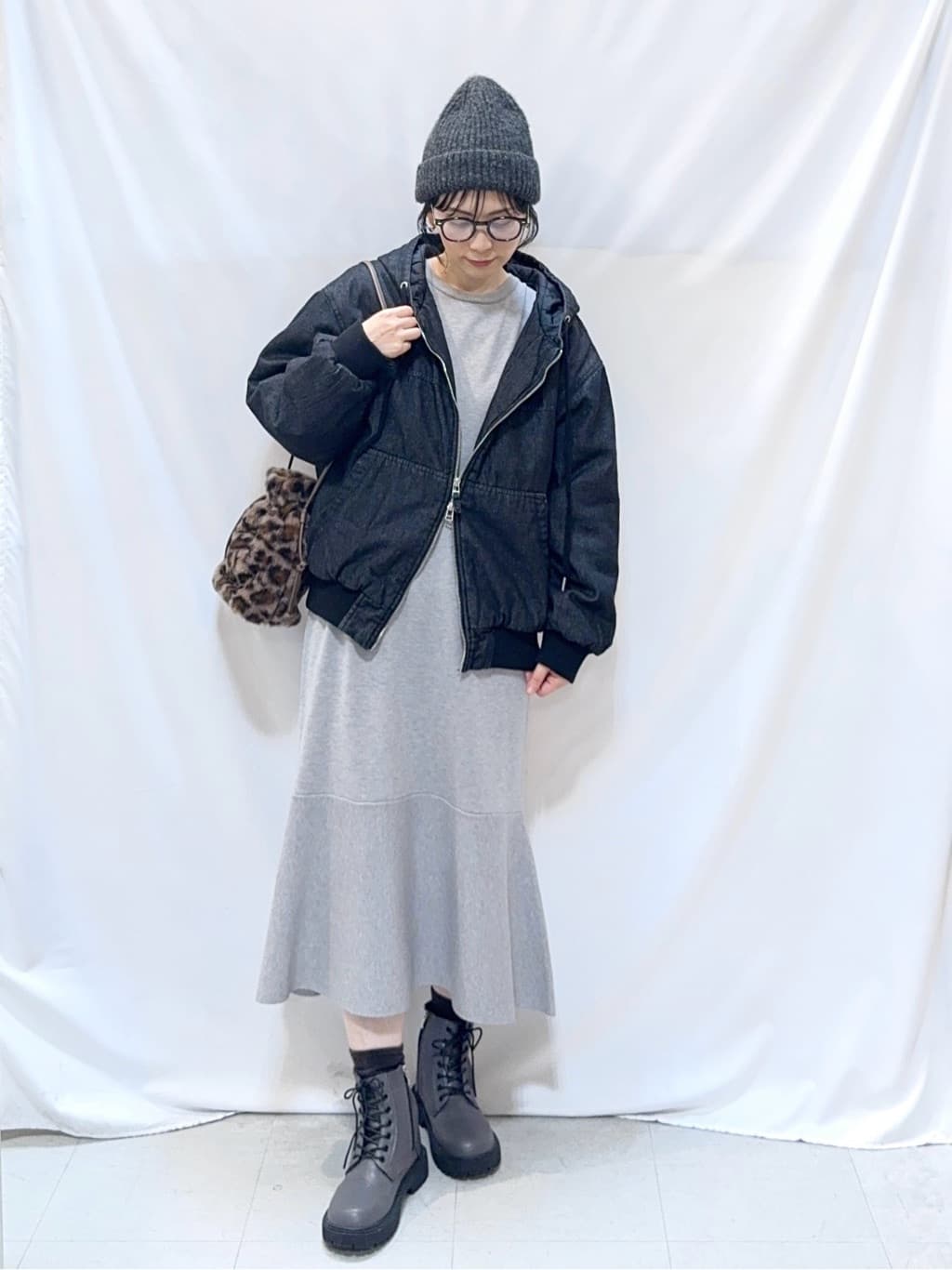 𝐇𝐢𝐫𝐨𝐦𝐢さんの「SHOO･LA･RUE｜【ダブルZIP】大人カジュアルスタイルに デニム中綿フーディーブルゾン」を使ったコーディネート