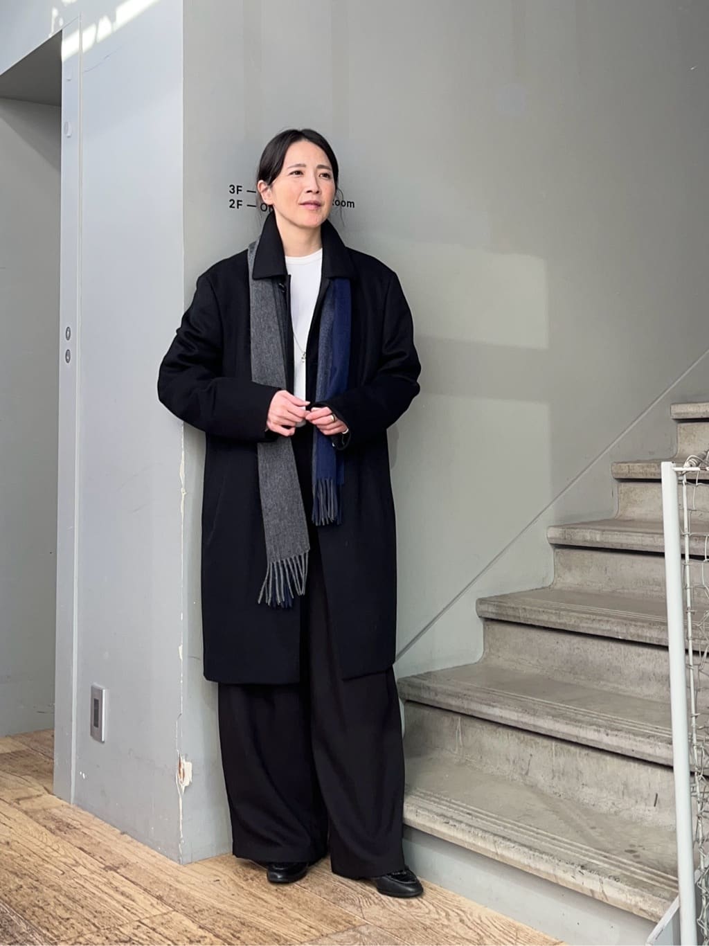 神野（jinno）さんの「TAKEO KIKUCHI｜カシミヤブレンド ビーバー調ステンカラーコート」を使ったコーディネート