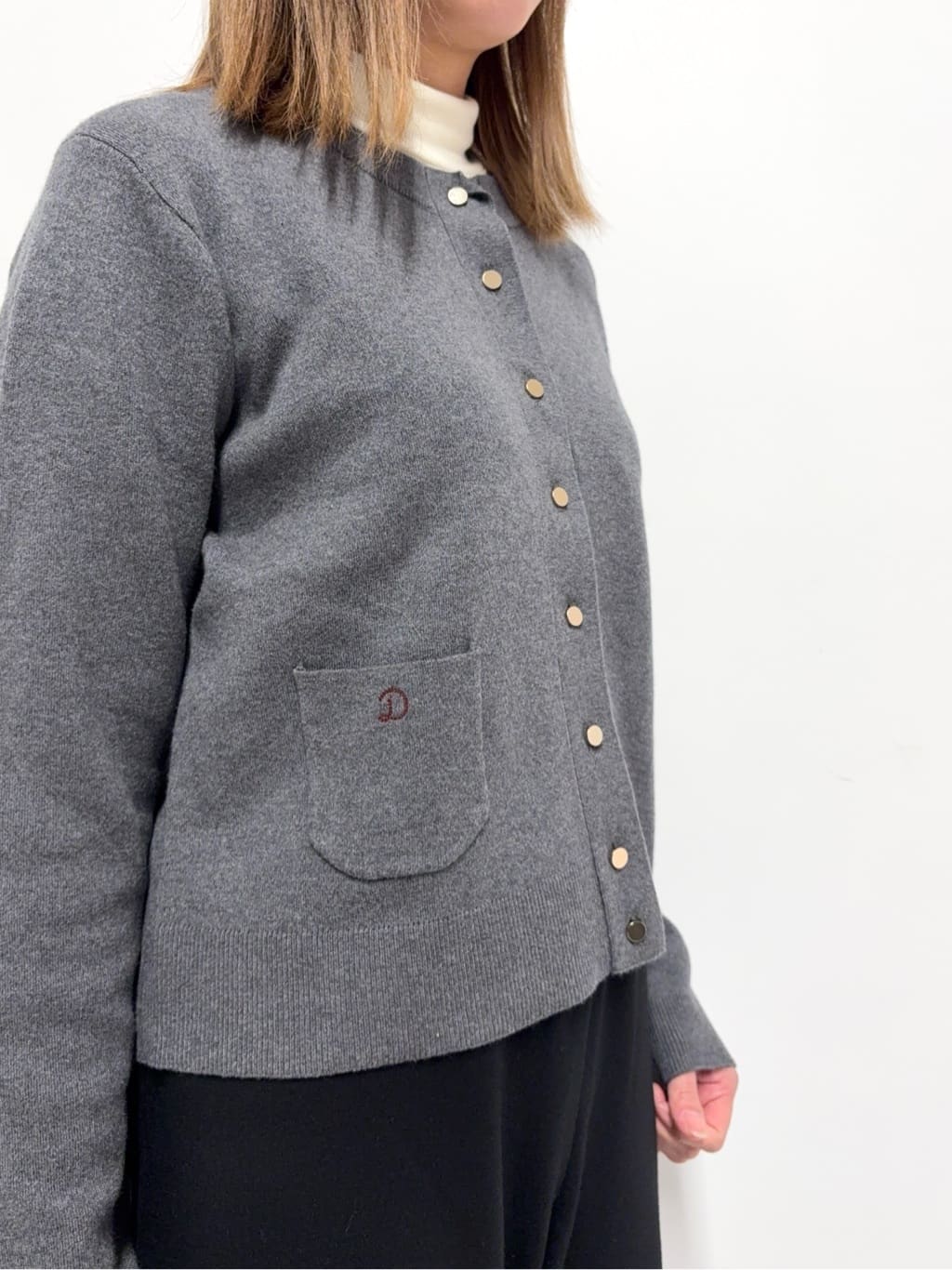 Nishijimaさんの「DRESSTERIOR｜【インナー使いに最適/しっとり暖かな吸湿発熱素材】タートルネックプルオーバー」を使ったコーディネート