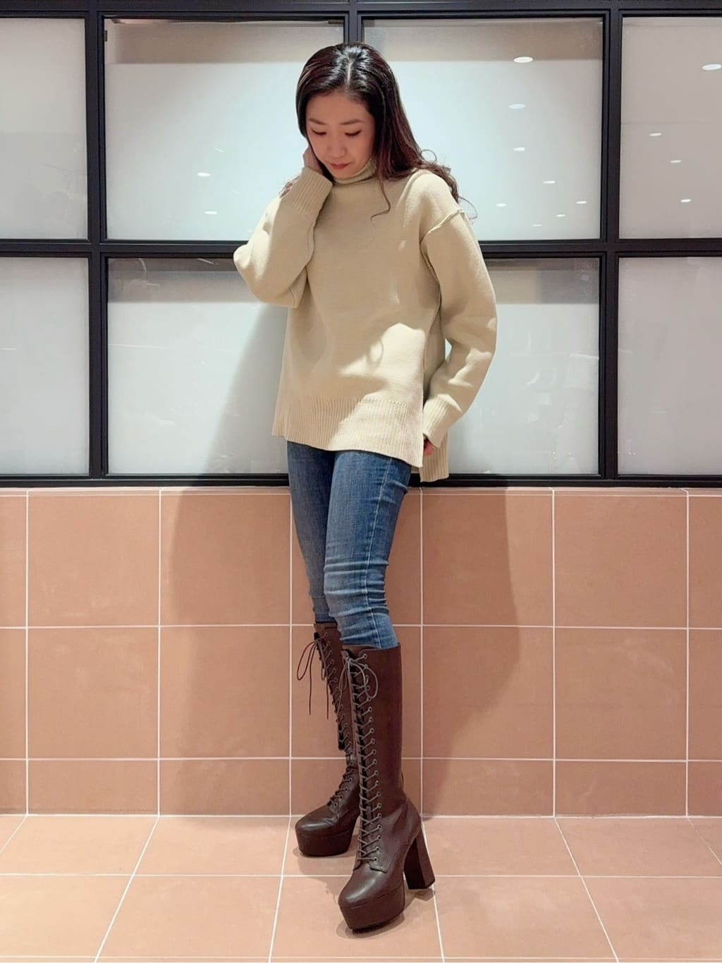 kaoriさんの「ESPERANZA｜【ラク盛り／ロングブーツ】リピーター続出／脚長美脚　レースアップロングブーツ」を使ったコーディネート