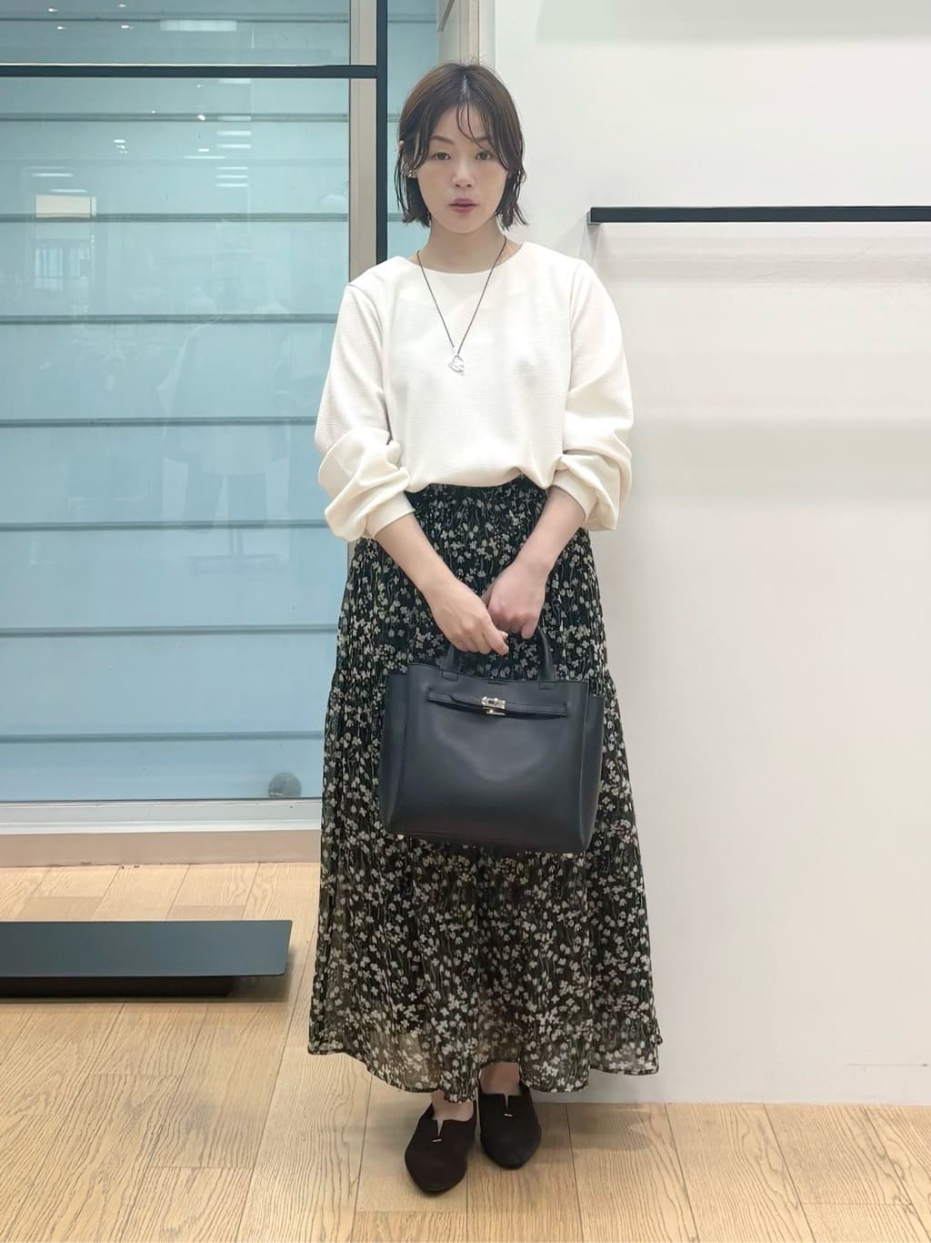 asamiさんの「INDIVI｜【秋映え柄/セットアップ可能】フラワーシフォンスカート」を使ったコーディネート