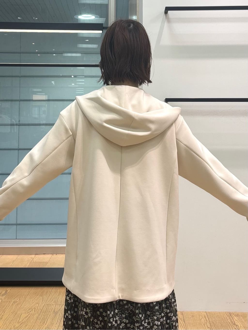 asamiさんの「INDIVI｜【秋映え柄/セットアップ可能】フラワーシフォンスカート」を使ったコーディネート