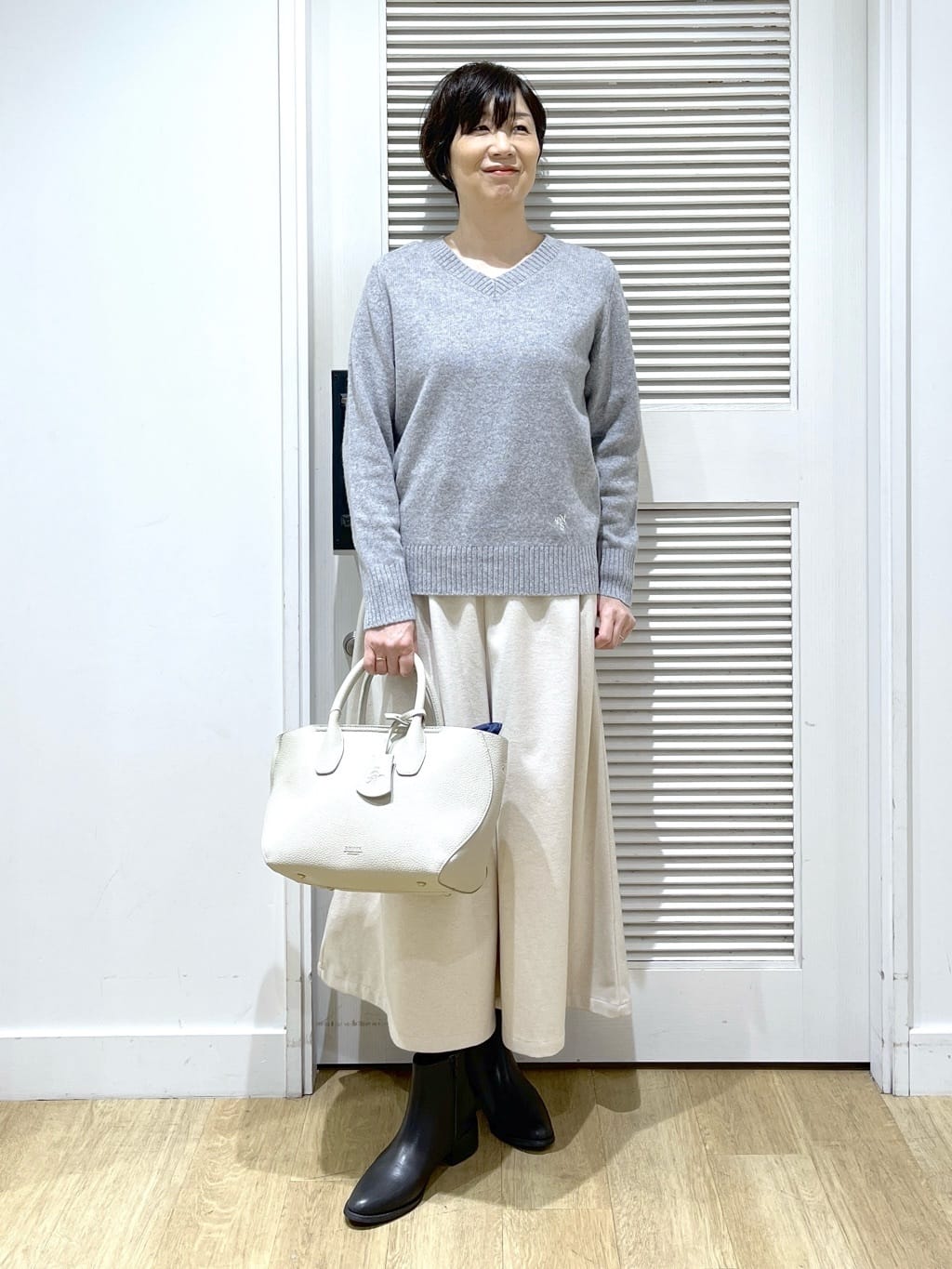 Miyazakiさんの「Dessin｜ウールカシミヤVネック」を使ったコーディネート
